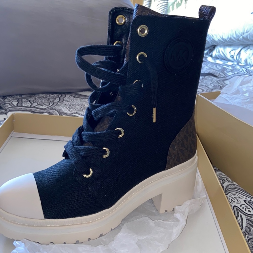 Micheal Kors Woman 8 brand new